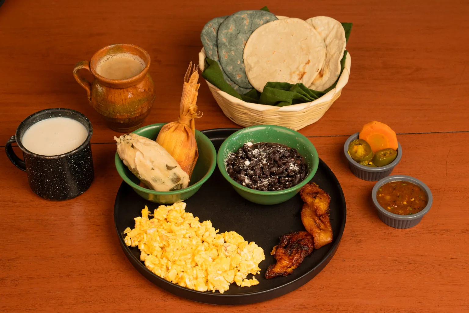 Buffet de almuerzo en Hobbitenango