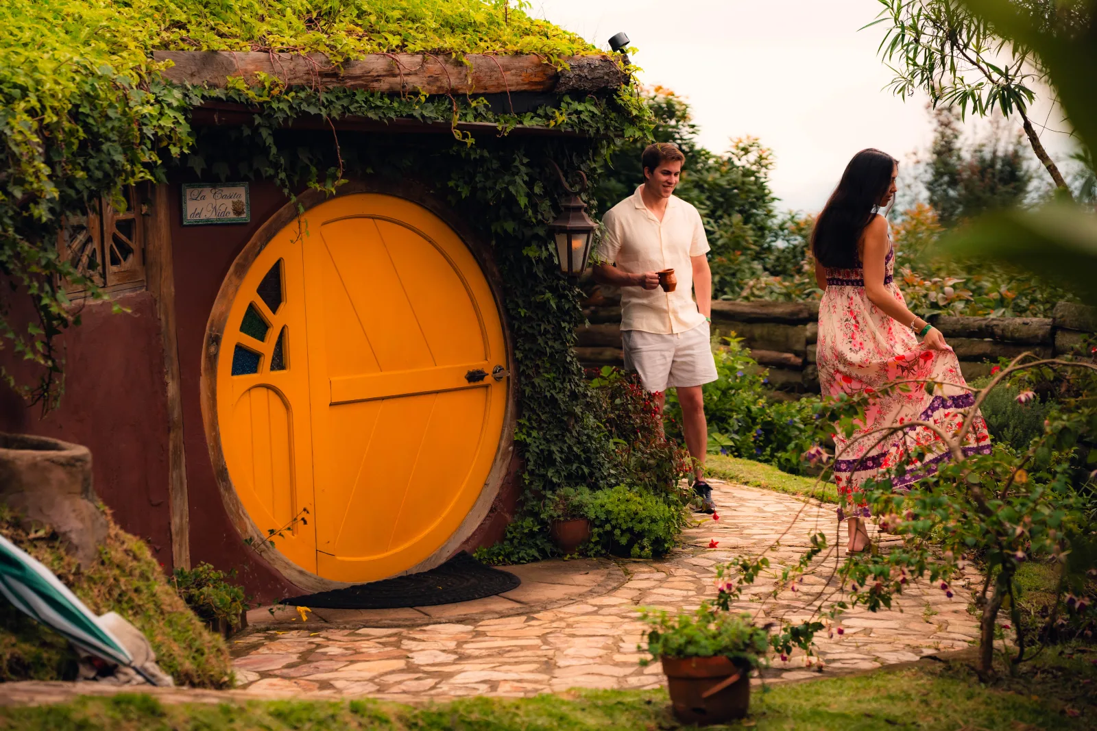 Casita con puerta amarilla