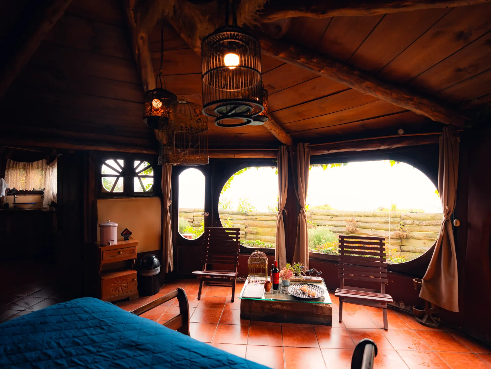 Sala de casita con ventanales